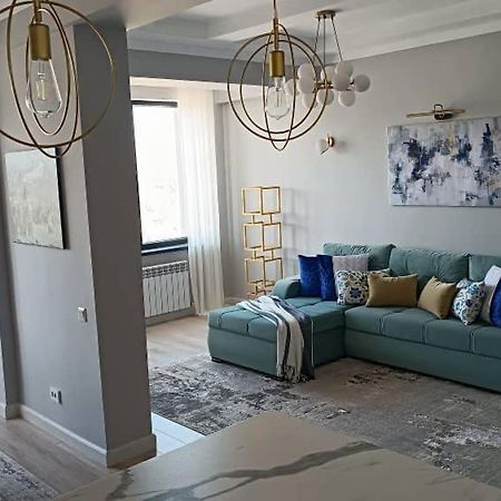 Bird'S Nest - Apartment In Downtown Karakol Luaran gambar