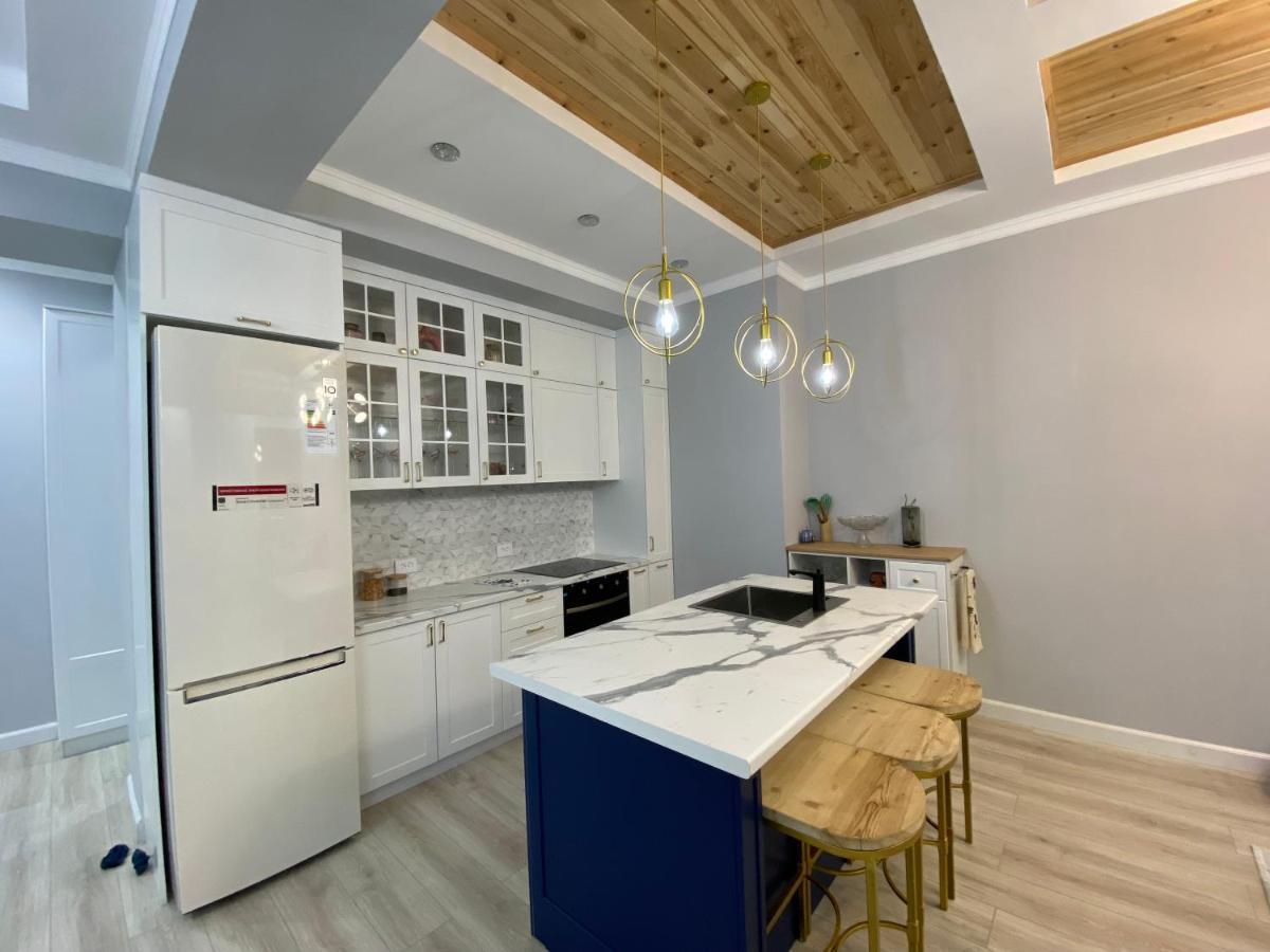 Bird'S Nest - Apartment In Downtown Karakol Luaran gambar